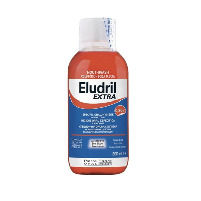 Frasco de elixir bucal Eludril Extra com líquido vermelho e rótulo azul e branco