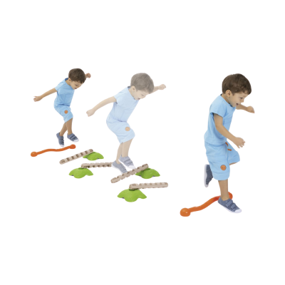 Menino a brincar num circuito de peças plásticas coloridas