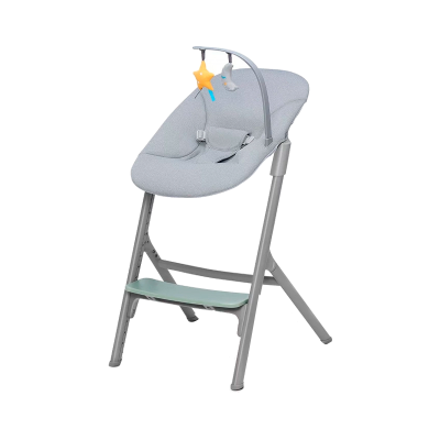 Cadeira alta para bebé cinza com brinquedos pendurados