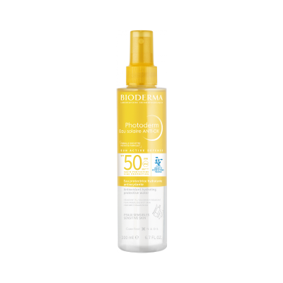 Frasco de spray amarelo e transparente de Protector Solar Bioderma Photoderm com SPF 50.
