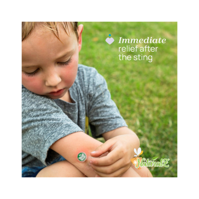 Criança com bandagem verde no cotovelo sentado na relva com texto ao lado