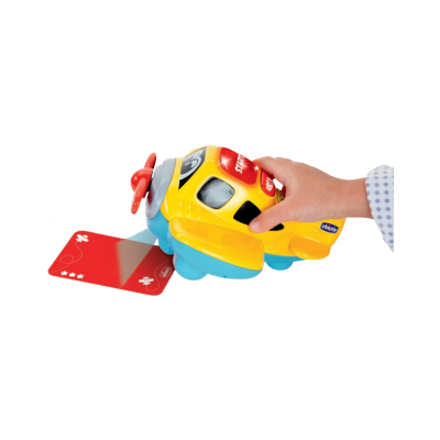 Brinquedo avião infantil em plástico amarelo, azul e vermelho com carta vermelha.