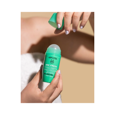 Desodorizante sólido verde APIVITA BEE FRESH na mão