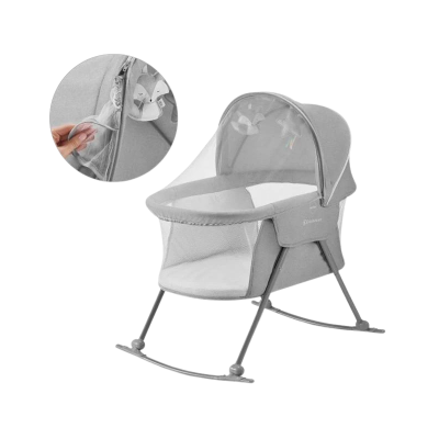 Berço de bebé cinza com rede protetora e móbile com personagens