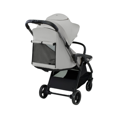 Carrinho de bebé cinzento claro com estrutura preta e rodas, visto de trás