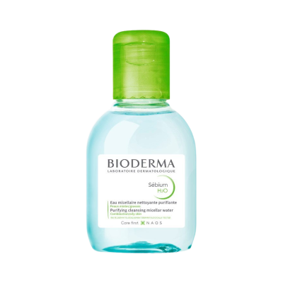 Frasco pequeno de água micelar Bioderma com tampa verde