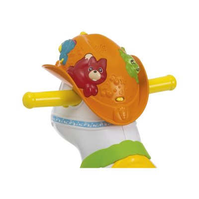 Brinquedo infantil colorido com chapéu laranja e animais decorativos.