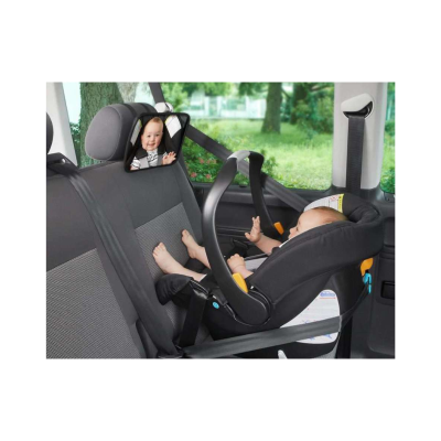 Cadeira auto para bebé preta no banco traseiro de um carro cinzento com espelho para bebé no banco dianteiro