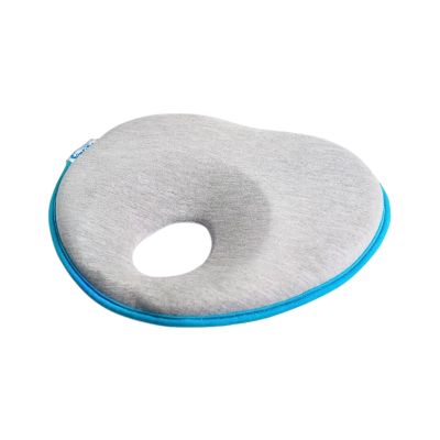 Almofada cinza com borda azul e buraco central