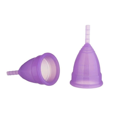 Dois copos menstruais roxos translúcidos sobre fundo branco