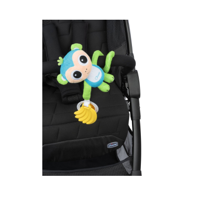 Carrinho de bebé preto com brinquedo de peluche de macaco azul e verde com banana amarela