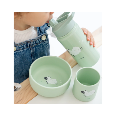 Conjunto infantil verde com desenho de ovelha, contendo garrafa, prato e copo.