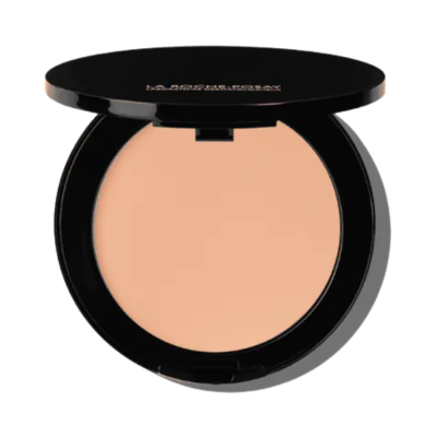 Pó compacto bege claro em estojo preto redondo aberto