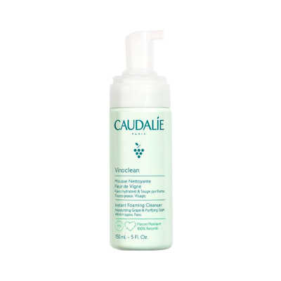 Frasco de espuma facial Caudalie Vinoclean branco com rótulo verde e texto azul e verde