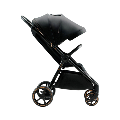 Carrinho de bebé preto com capota e rodas