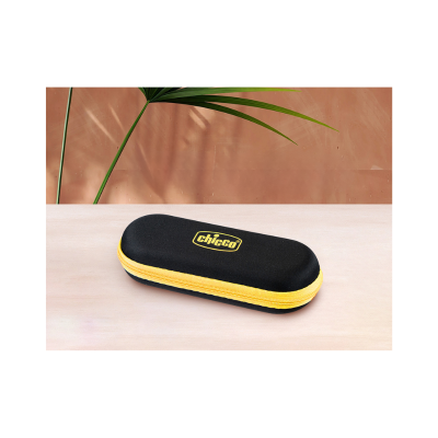 Estojo preto Chicco com fecho amarelo sobre superfície clara