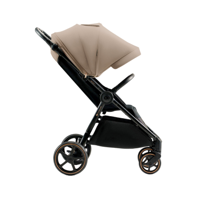 Carrinho de bebé bege e preto com rodas e estrutura visível