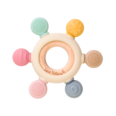 Brinquedo para bebé circular com apêndices de silicone colorido e anel de madeira