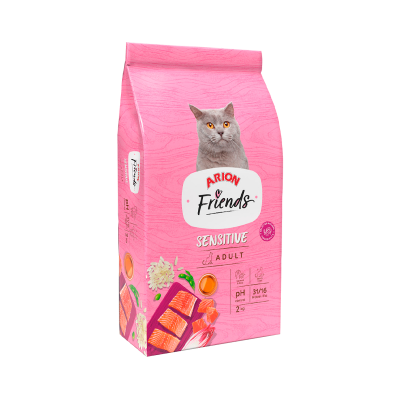 Saco rosa de ração para gato Arion Friends Sensitive Adult com imagem de gato e salmão