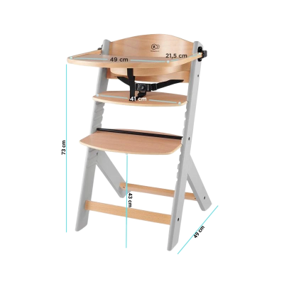 Cadeira alta infantil em madeira clara e cinzenta com cinto preto e medidas visíveis.