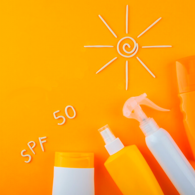 Três frascos de protetor solar amarelos e brancos com fundo laranja e desenho de sol, texto SPF 50.