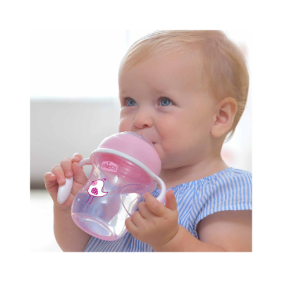 Bebé a segurar copo de aprendizagem rosa com desenho de pássaro