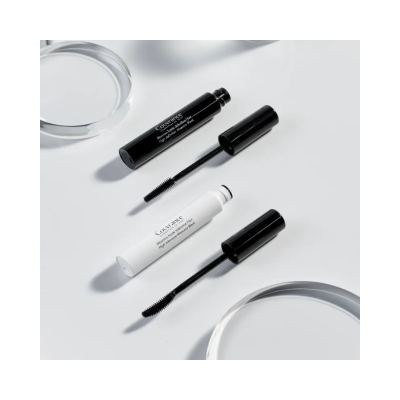 Máscaras de pestanas Couvrance preto e branco com aplicadores pretos em fundo branco