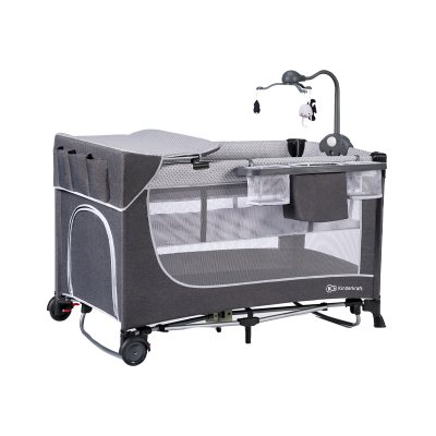 Berço portátil cinzento com rede lateral e móbil suspenso