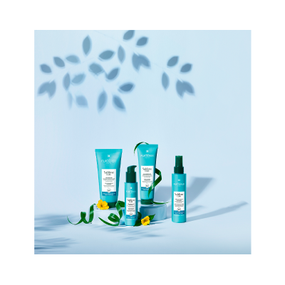 Produtos cosméticos Phytomer em embalagens turquesa com decoração de folhas e flores