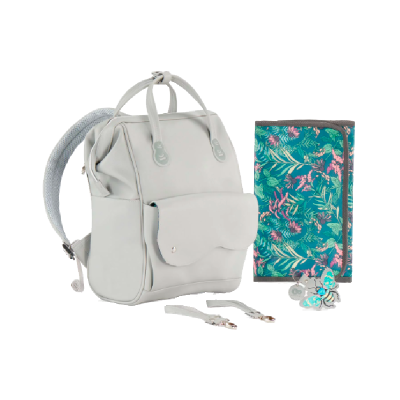 Mochila cinza claro com carteira floral e chaveiro abelha