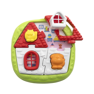 Brinquedo infantil de plástico em forma de casa com telhado vermelho, figuras de gato e cachorro e base verde.