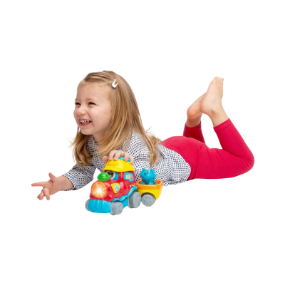 Brinquedo de comboio colorido com ursinho azul e criança junto, fundo branco