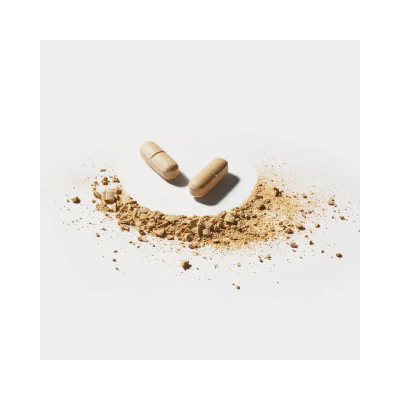 Comprimidos castanhos e pó em fundo branco