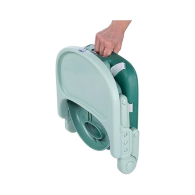 Cadeira infantil dobrável verde sendo segurada por uma mão