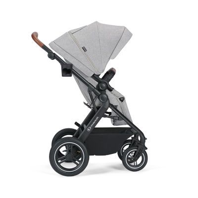 Carrinho de bebé cinza claro com estrutura preta e rodas