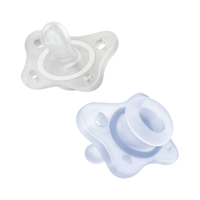 Duas chupetas de silicone translúcido em fundo branco