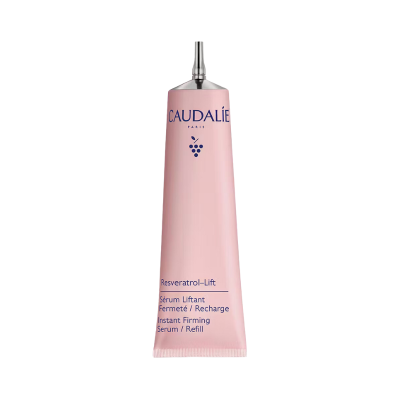 Tubo rosa do sérum Caudalie Instant Firming com tampa prateada