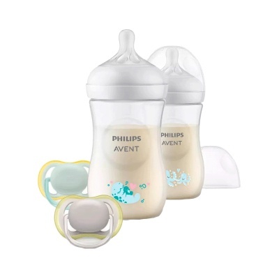 Dois biberões Philips Avent com chupetas em fundo branco