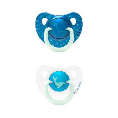 Dois chupetas azuis e brancas com desenhos e texto sobre fundo branco