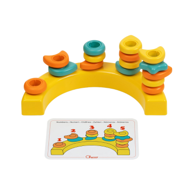 Brinquedo educativo empilhar com peças coloridas e cartão ilustrativo com números.