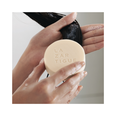 Mãos a lavar cabelo com barra de sabão LAZARTIGUE