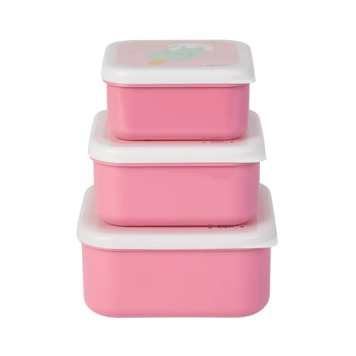 Três caixas de armazenamento quadradas cor de rosa com tampas brancas, caixa menor tem desenho de gelado.