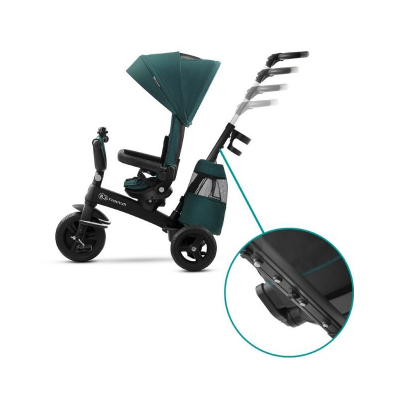 Carrinho de bebé com estrutura preta e tecido verde, rodas pretas e alça ajustável.