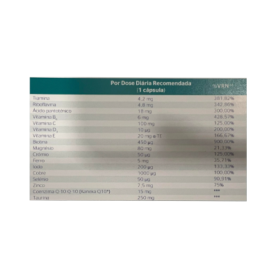 Tabela nutricional com dose diária recomendada de vitaminas e minerais em cápsula.