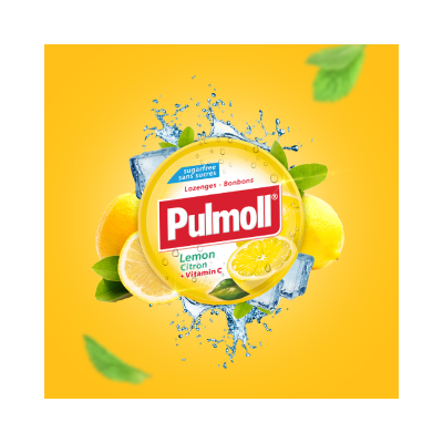 Embalagem amarela redonda de pastilhas Pulmoll sabor limão com limões, folhas, gelo e água num fundo amarelo