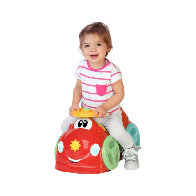 Criança sentada num carro de brincar vermelho com olhos desenhos e volante amarelo.