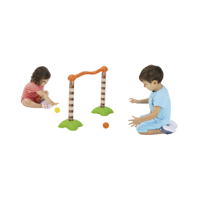 Mesa de jogo infantil com postes castanhos e bases verdes, crianças a jogar com bolas