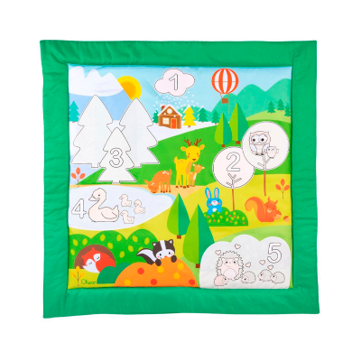 Manta infantil colorida com borda verde e desenhos de animais e natureza com números