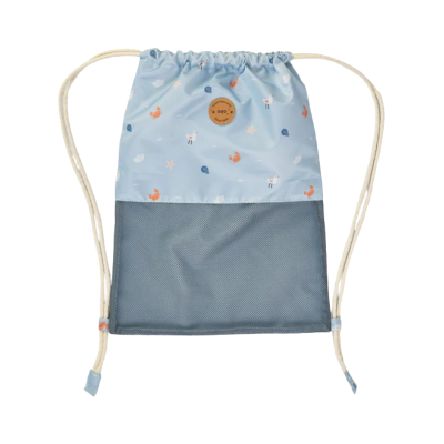 Mochila saco azul claro com padrão marinho e parte inferior azul escura, com cordões brancos.