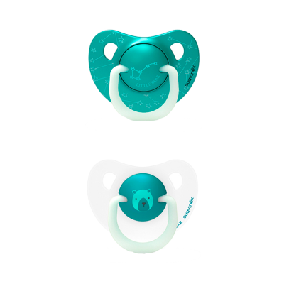 Duas chupetas para bebé em azul-turquesa com estrelas e branca com desenho de urso.